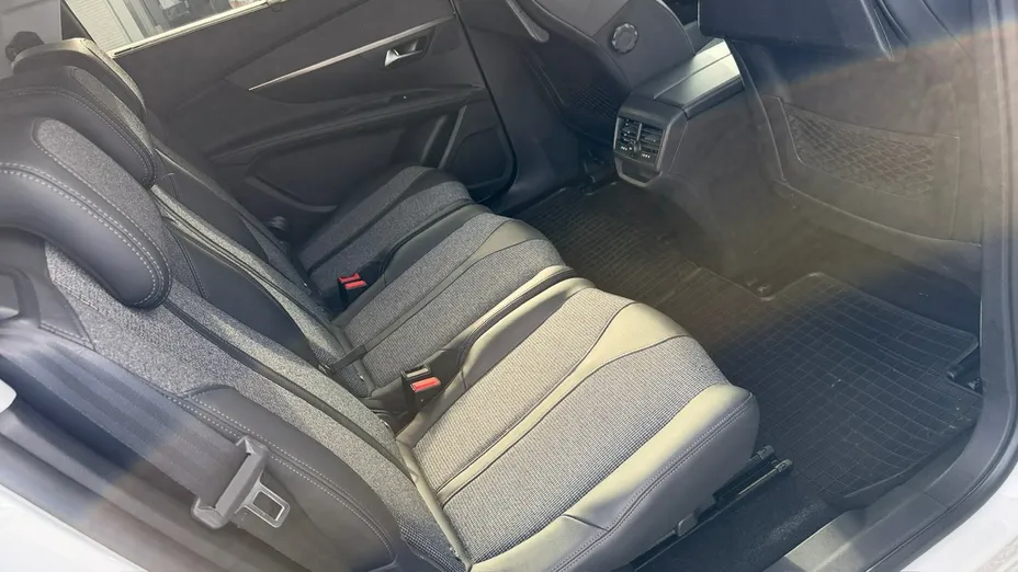 PEUGEOT 5008 -