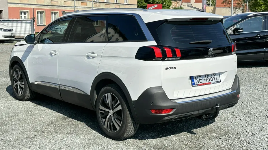 PEUGEOT 5008 -