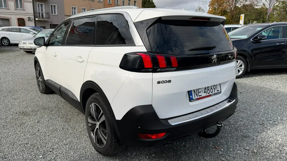 PEUGEOT 5008 -