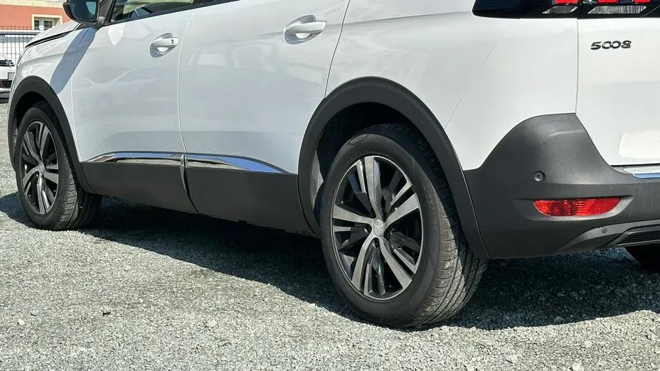 PEUGEOT 5008 -