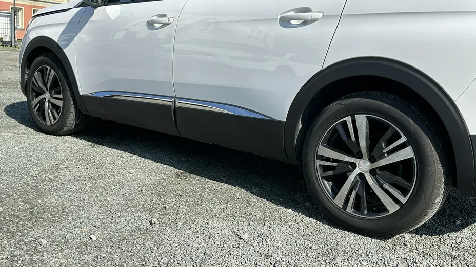 PEUGEOT 5008 -
