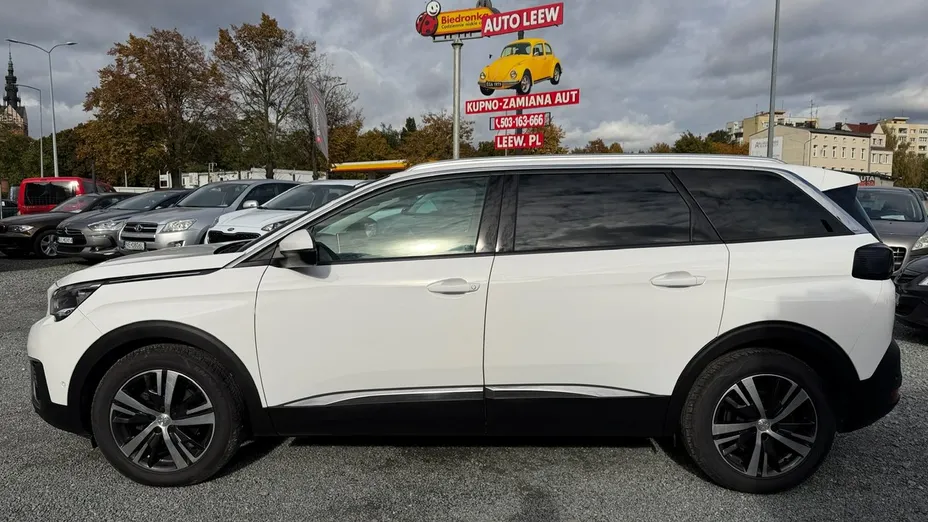 PEUGEOT 5008 -