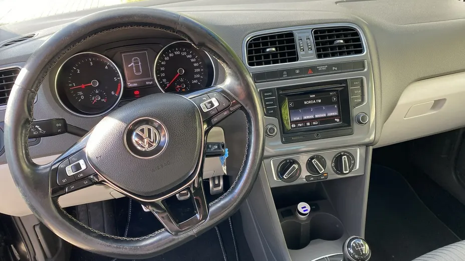 VOLKSWAGEN Polo -