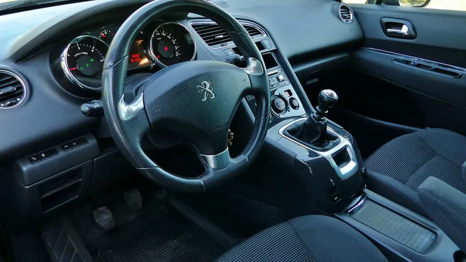 PEUGEOT 5008 -