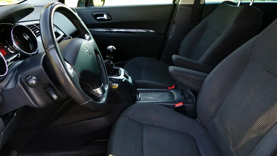PEUGEOT 5008 -