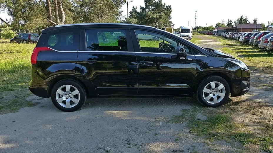 PEUGEOT 5008 -