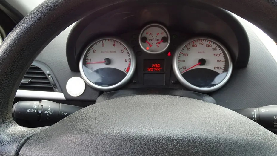 PEUGEOT 207 -