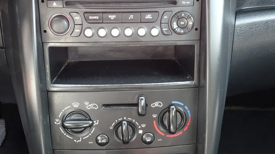 PEUGEOT 207 -