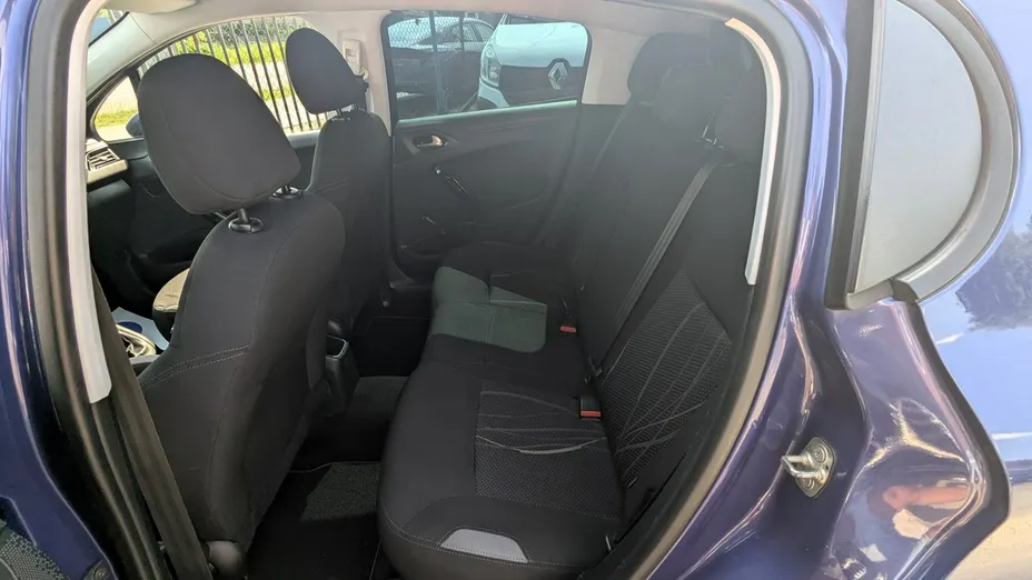 PEUGEOT 208 -
