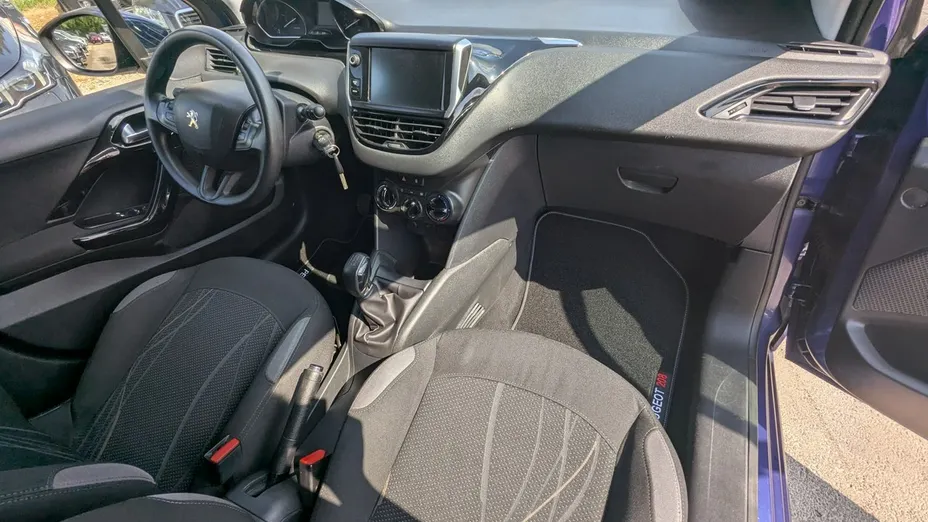 PEUGEOT 208 -