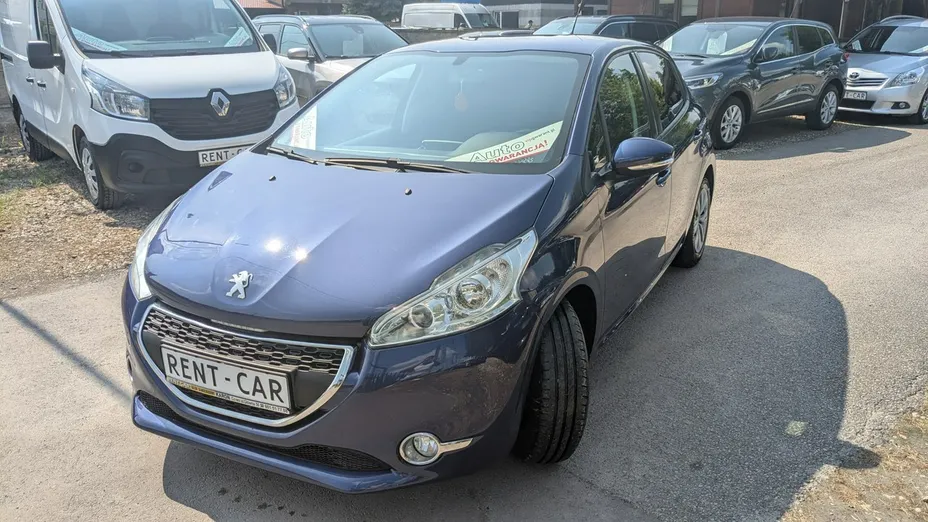 PEUGEOT 208 -