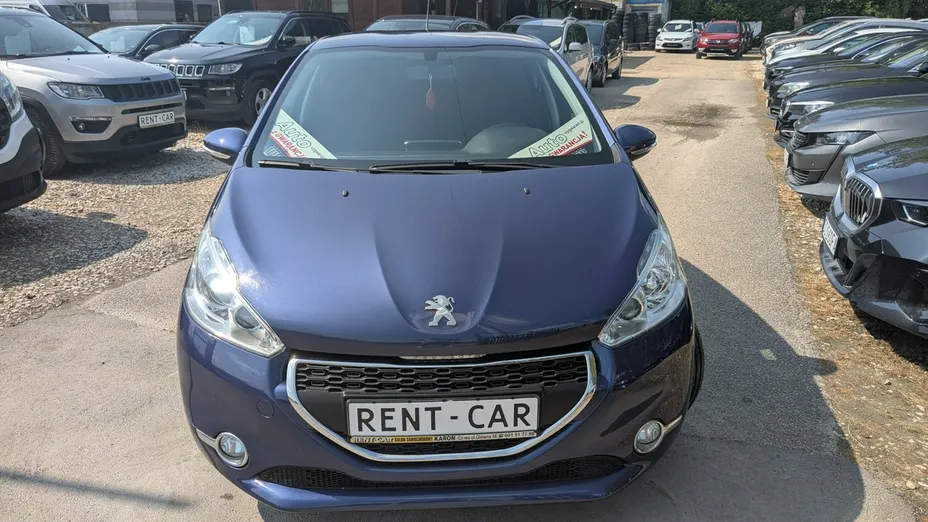 PEUGEOT 208 -