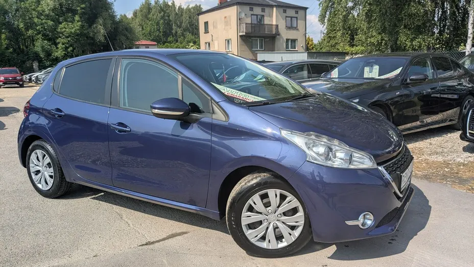 PEUGEOT 208 -