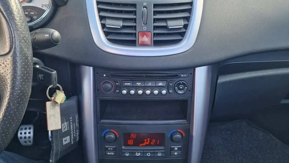 PEUGEOT 207 -
