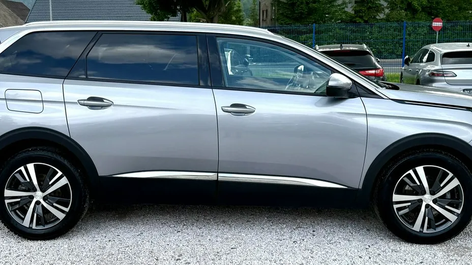 PEUGEOT 5008 -