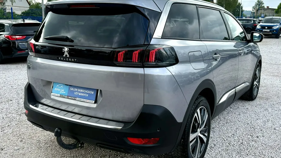PEUGEOT 5008 -