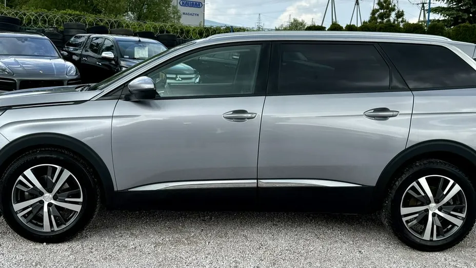 PEUGEOT 5008 -