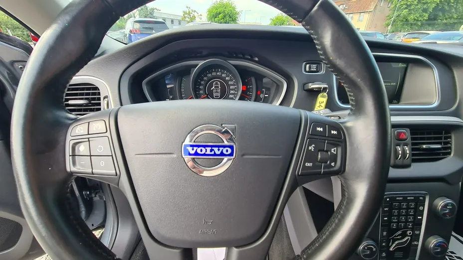 VOLVO V40 -