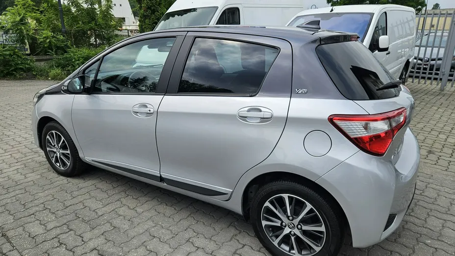 TOYOTA Yaris -