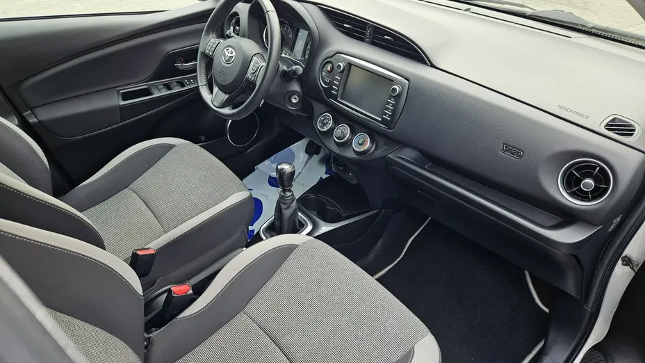 TOYOTA Yaris -