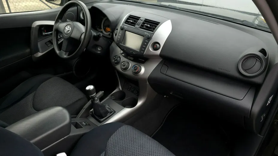 TOYOTA RAV4 -