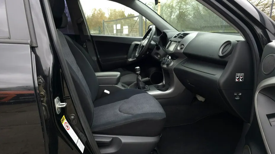 TOYOTA RAV4 -