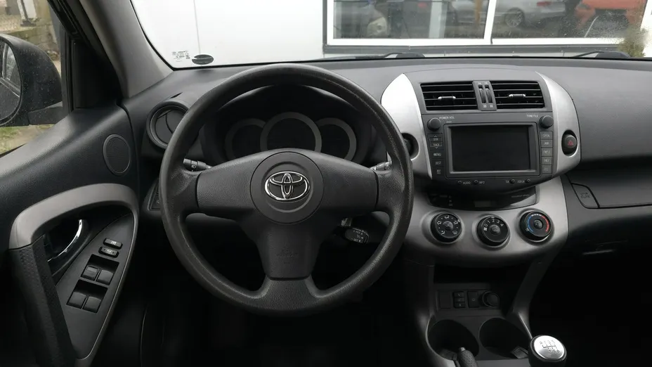 TOYOTA RAV4 -