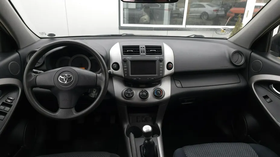 TOYOTA RAV4 -