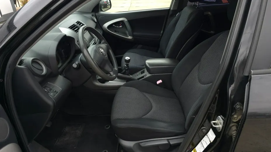 TOYOTA RAV4 -