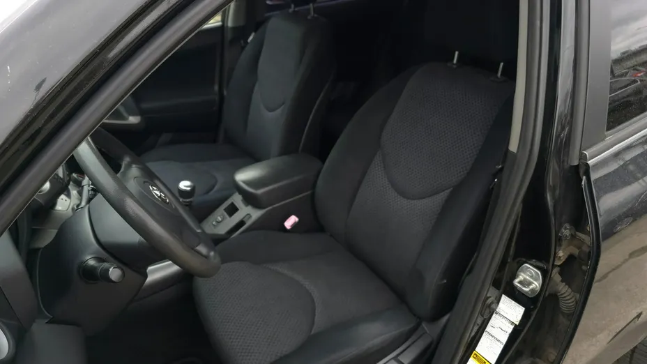 TOYOTA RAV4 -