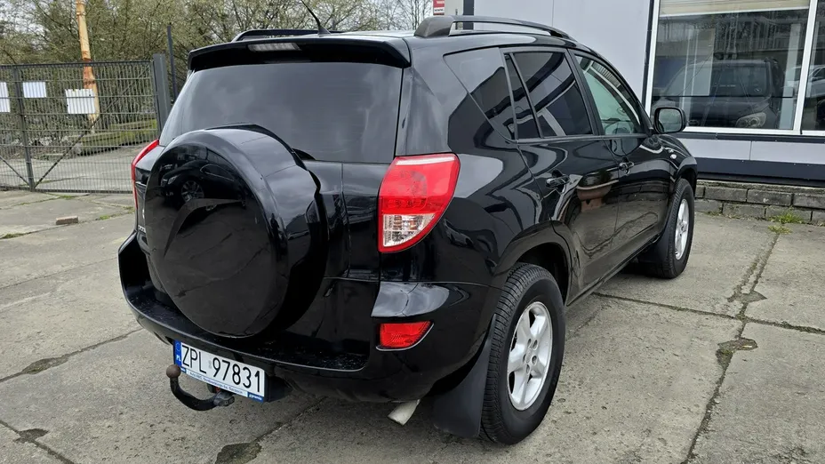 TOYOTA RAV4 -
