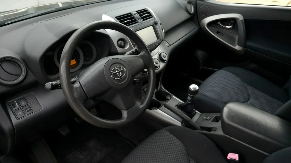 TOYOTA RAV4 -