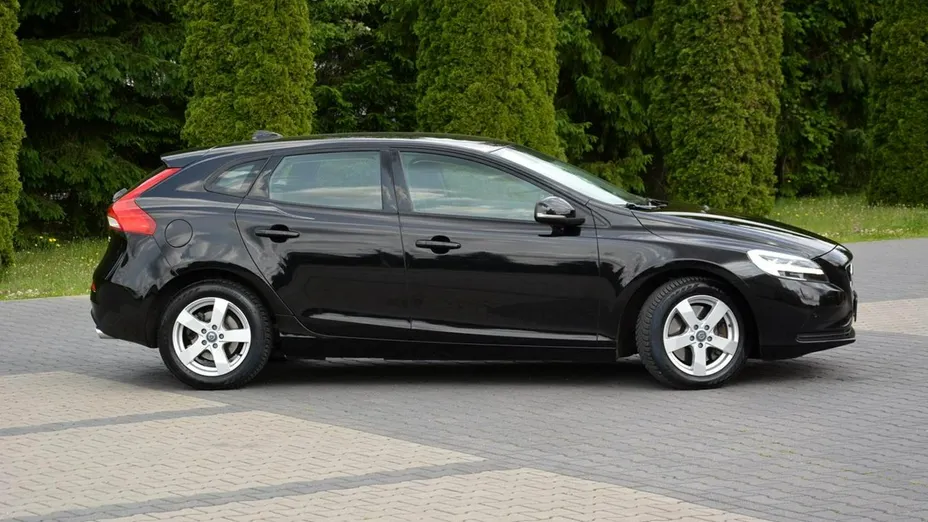 VOLVO V40 -