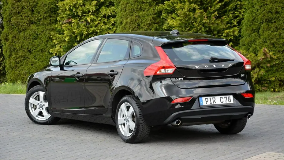 VOLVO V40 -