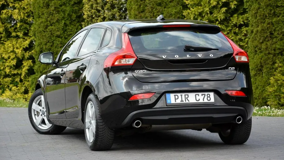 VOLVO V40 -