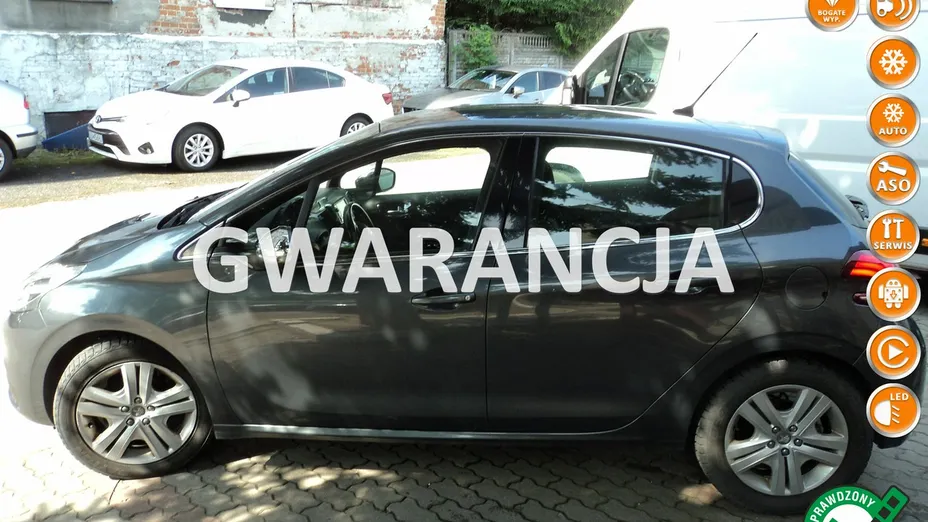 PEUGEOT 208 -