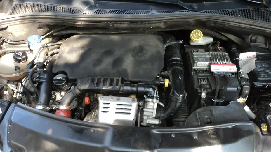PEUGEOT 208 -