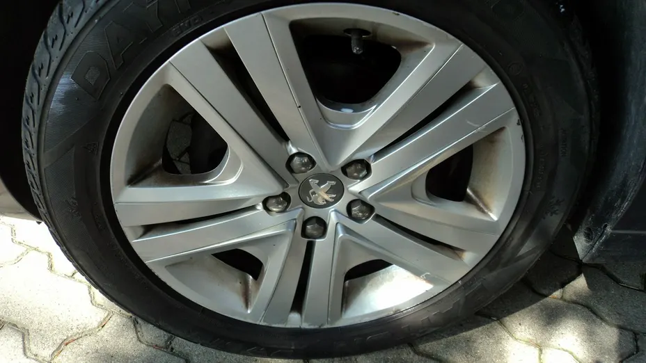 PEUGEOT 208 -