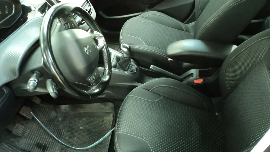 PEUGEOT 208 -