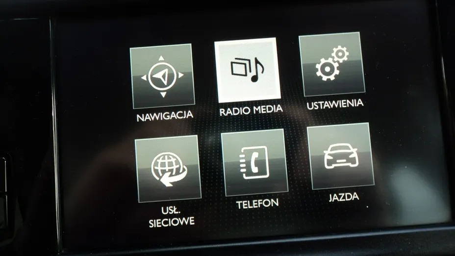 PEUGEOT 208 -