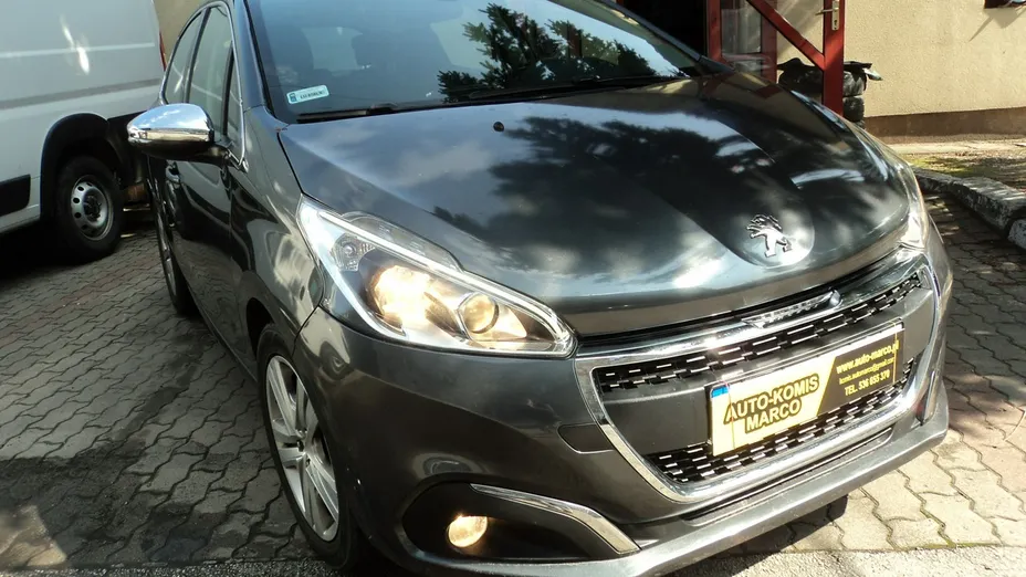 PEUGEOT 208 -