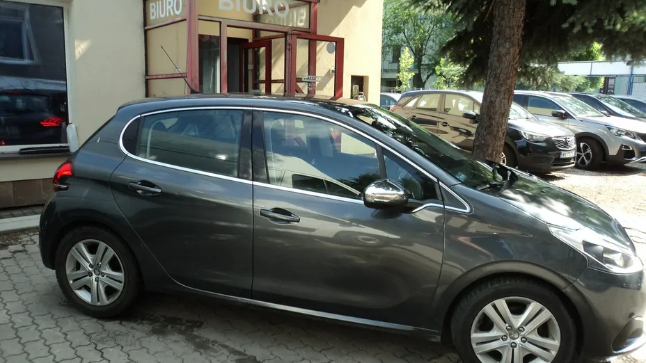 PEUGEOT 208 -