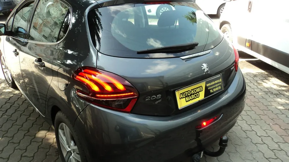 PEUGEOT 208 -