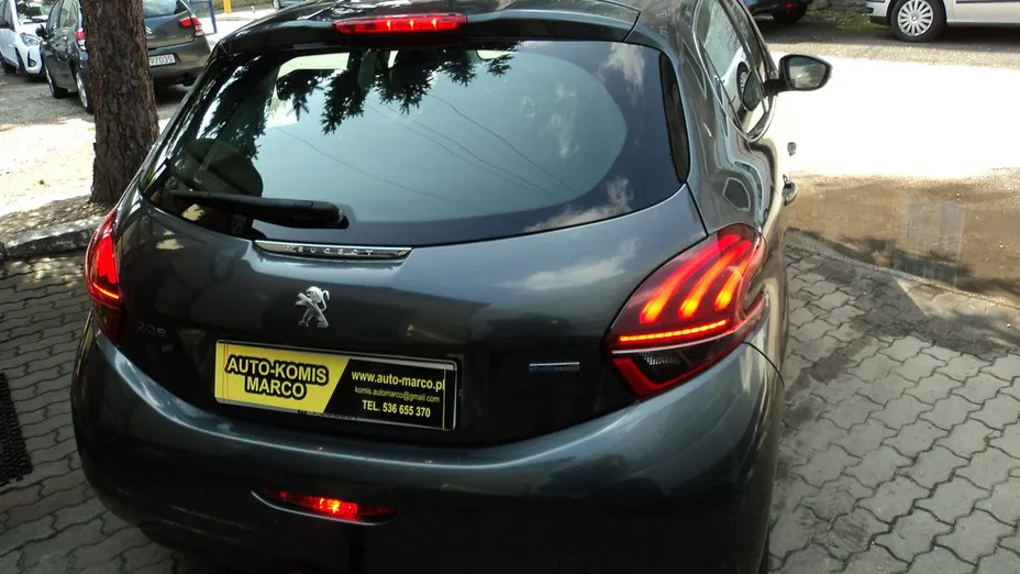 PEUGEOT 208 -