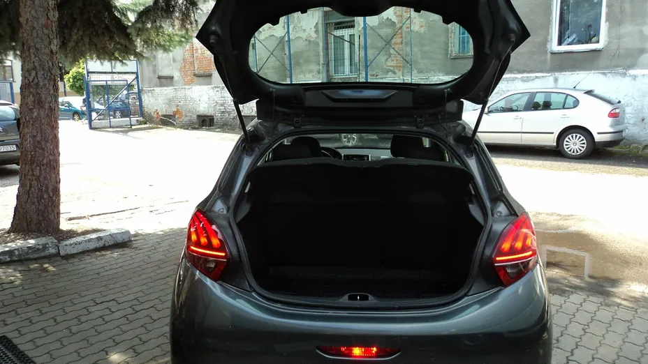 PEUGEOT 208 -