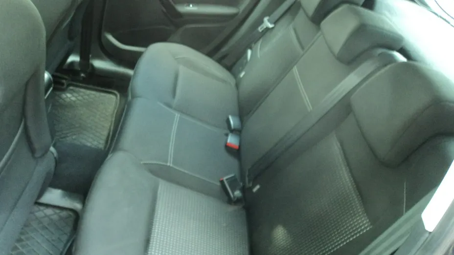 PEUGEOT 208 -