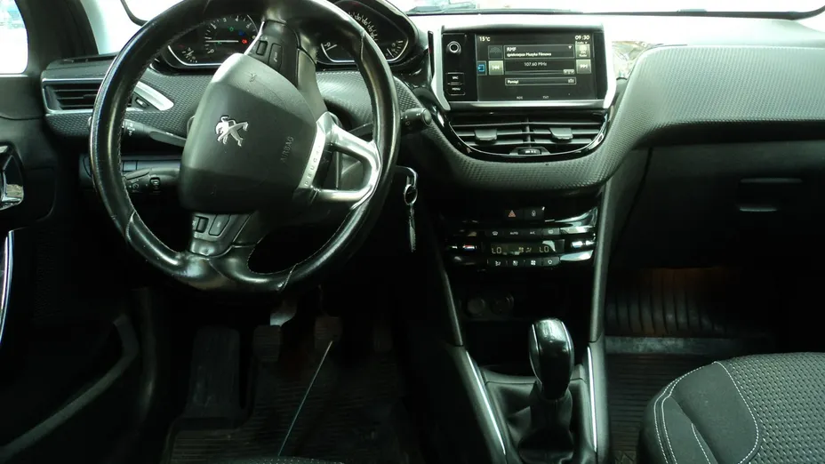 PEUGEOT 208 -