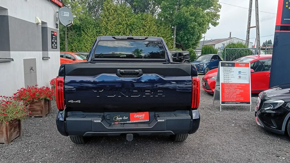 TOYOTA Tundra -