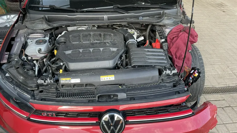 VOLKSWAGEN Polo -