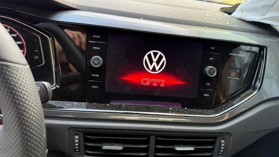VOLKSWAGEN Polo -
